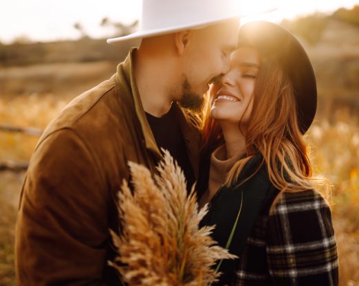 Rakastunut pariskunta niityllä.